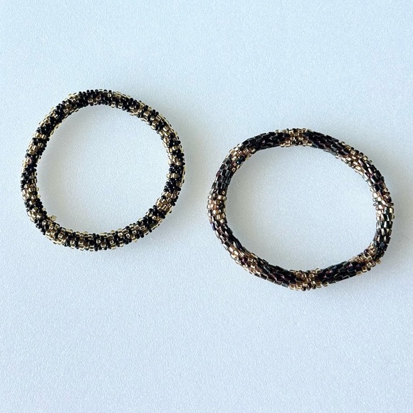 Roll On Glass Seed Bead Bracelet Set Gold and Black Beads 7” - Picture 5 of 5